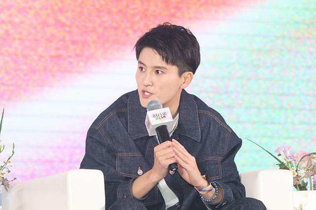 曼联主帅滕哈赫接受媒体的采访时表示，他还没有与新老板英力士集团谈过。